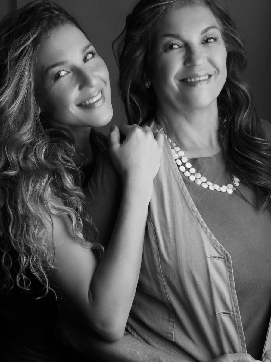 Mãe e filha, proprietárias do Instituto Mariah Souza, abraçadas